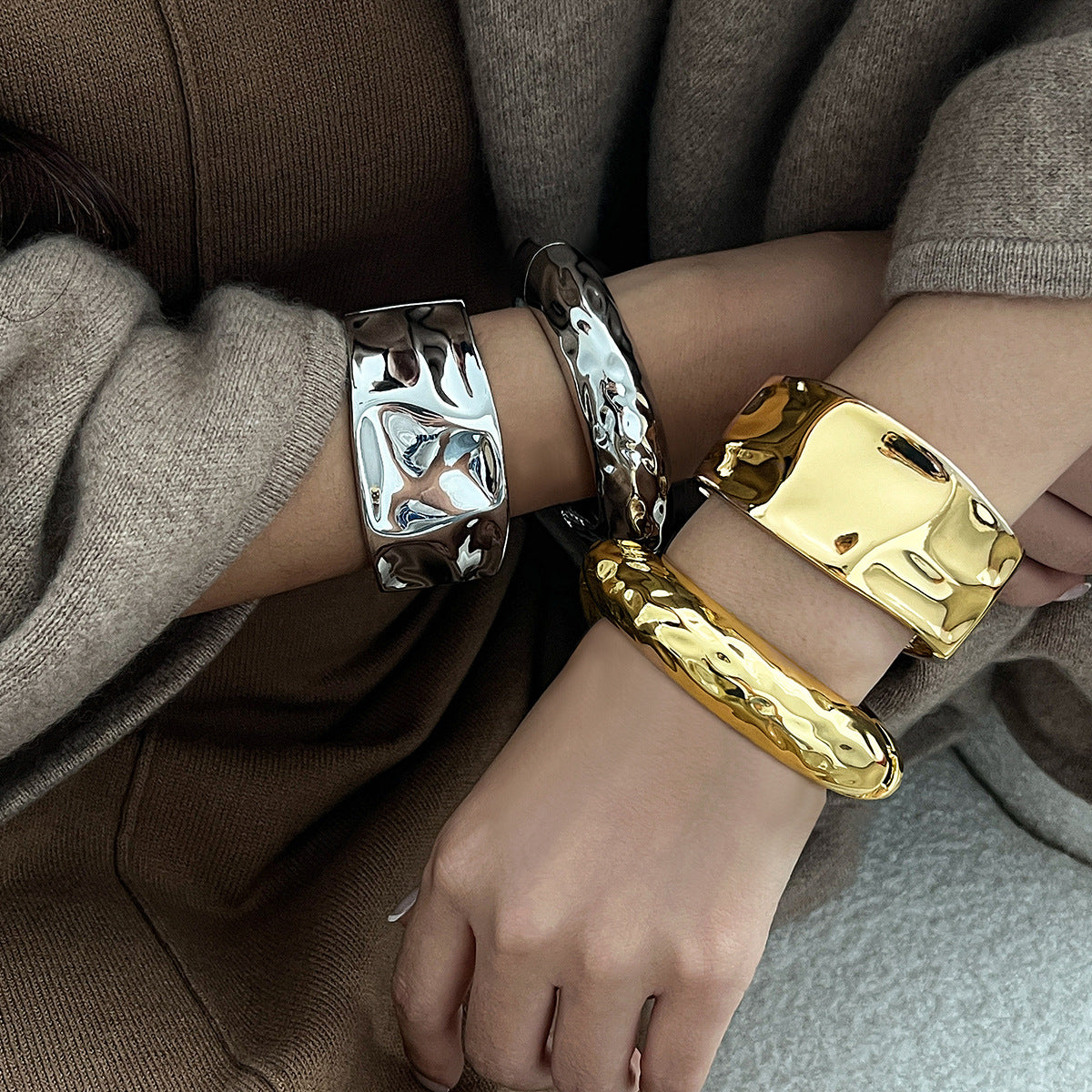 Bracciale rigido a molla lucidato in metallo liquido geometrico con texture decisa da donna