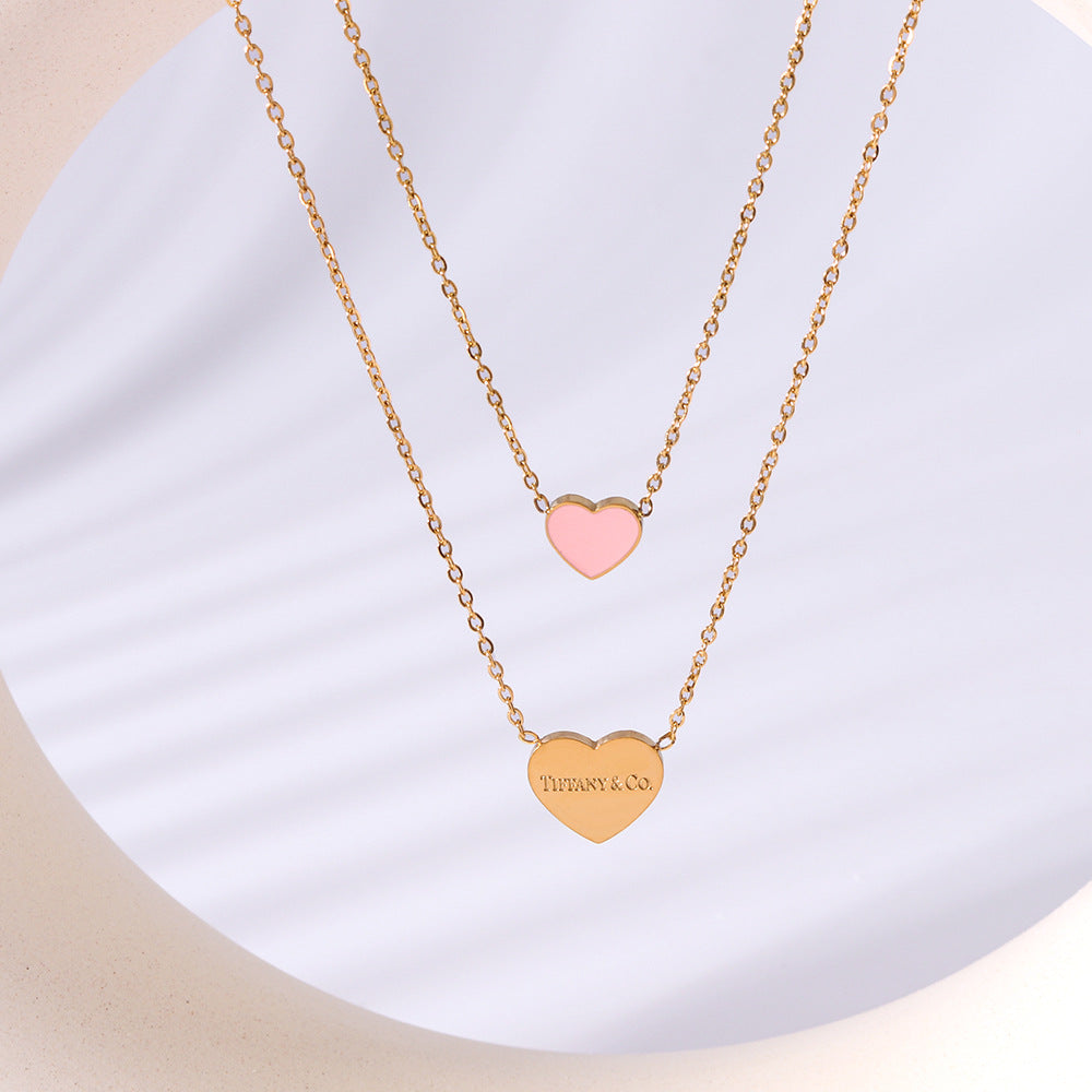 Collana da donna a doppio strato minimalista a forma di cuore in acciaio al titanio con lettere smaltate e placcatura in oro