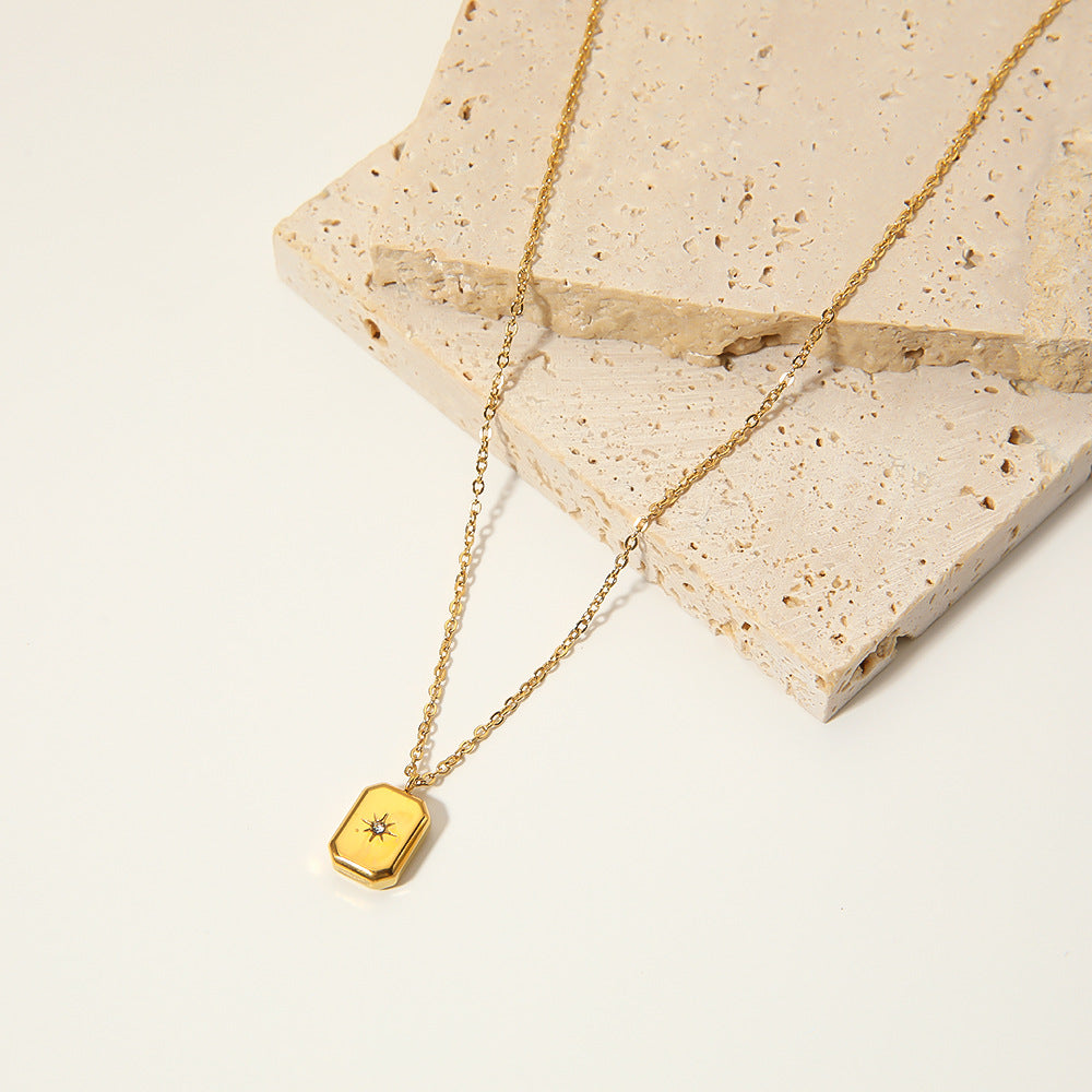 Collana con pendente a ottagramma geometrico in acciaio al titanio placcato oro 18 carati da donna