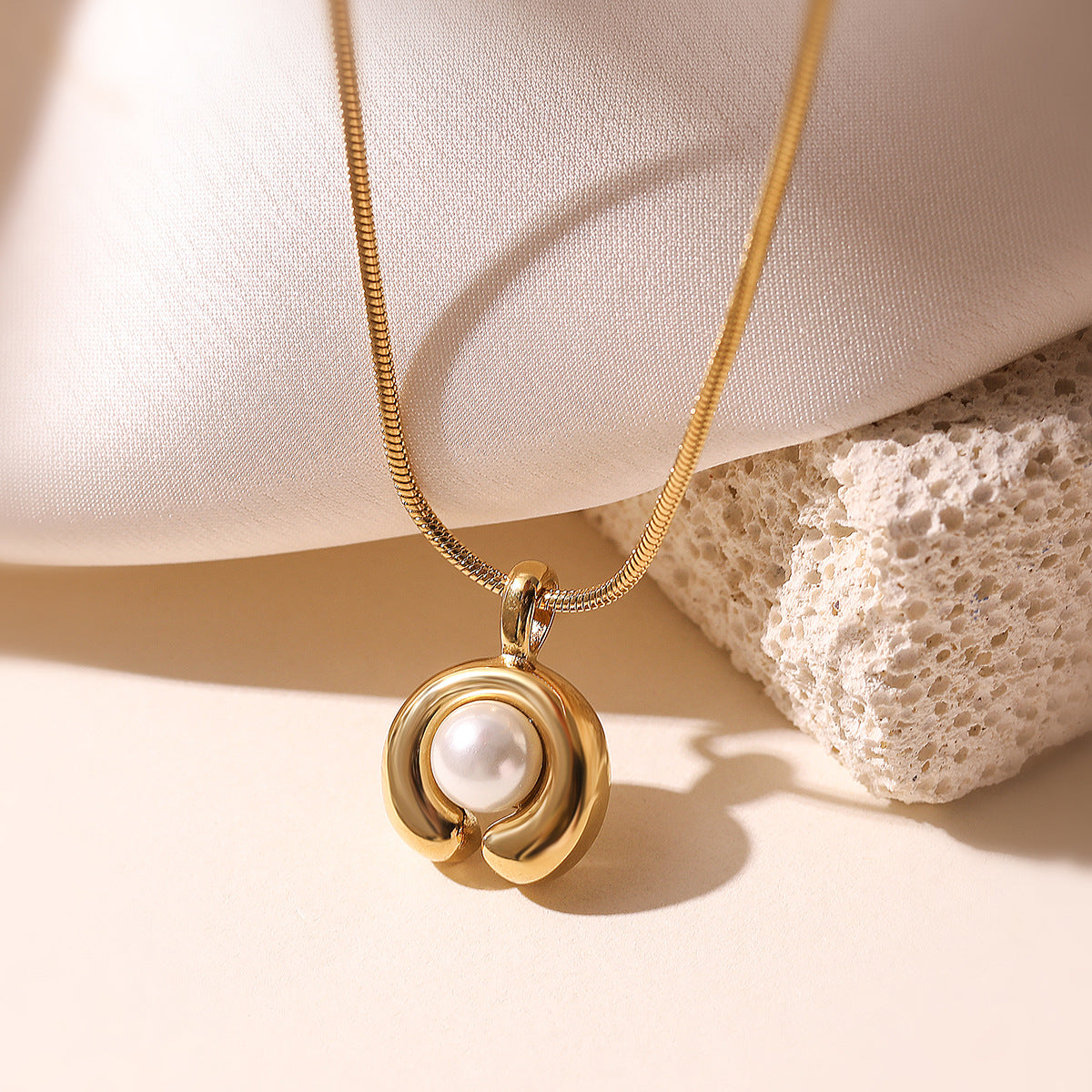 Collana da donna minimalista di lusso placcata oro 18 carati con perle geometriche in acciaio inossidabile