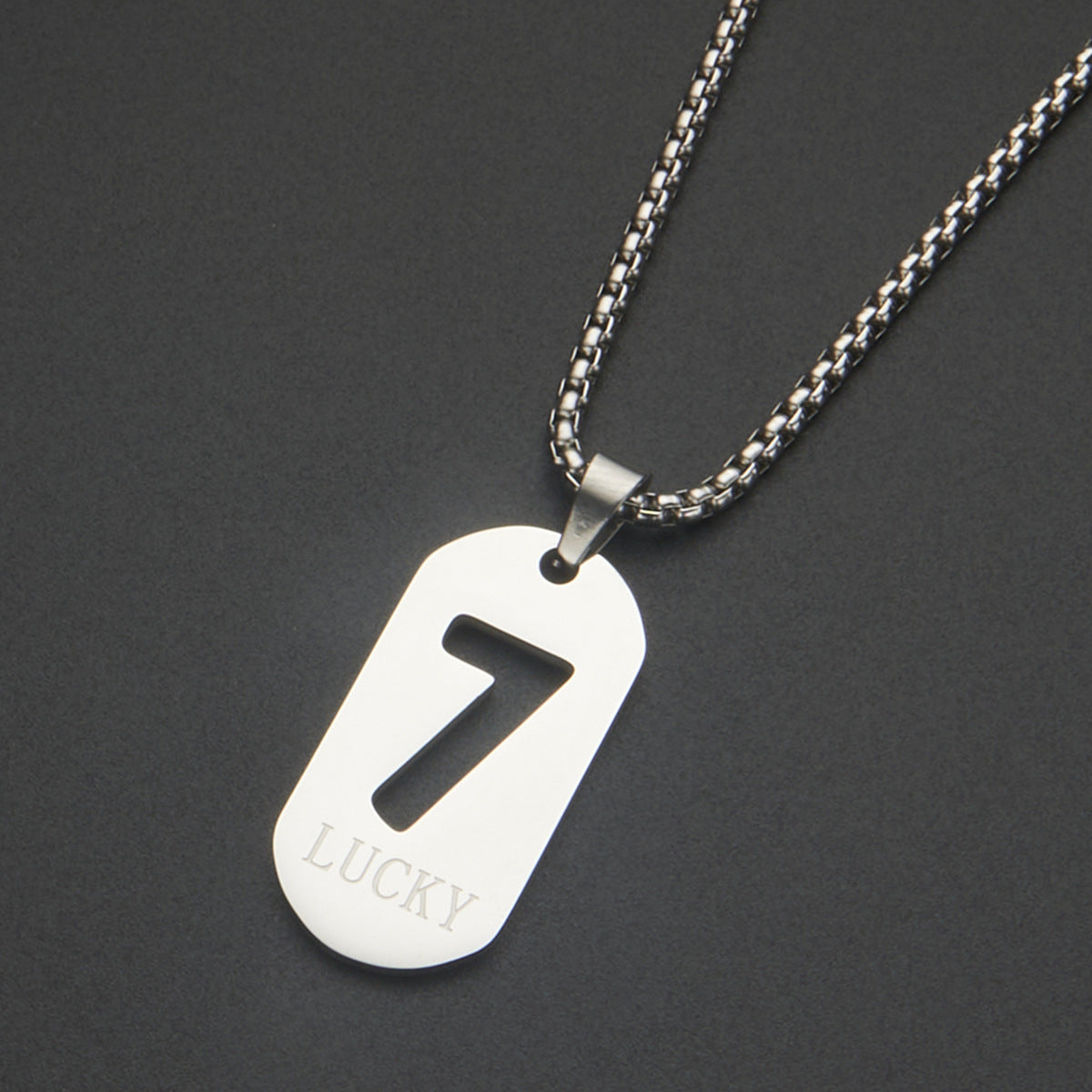 Collar con colgante minimalista del número de la suerte 7 en acero de titanio con acabado pulido para mujer y hombre
