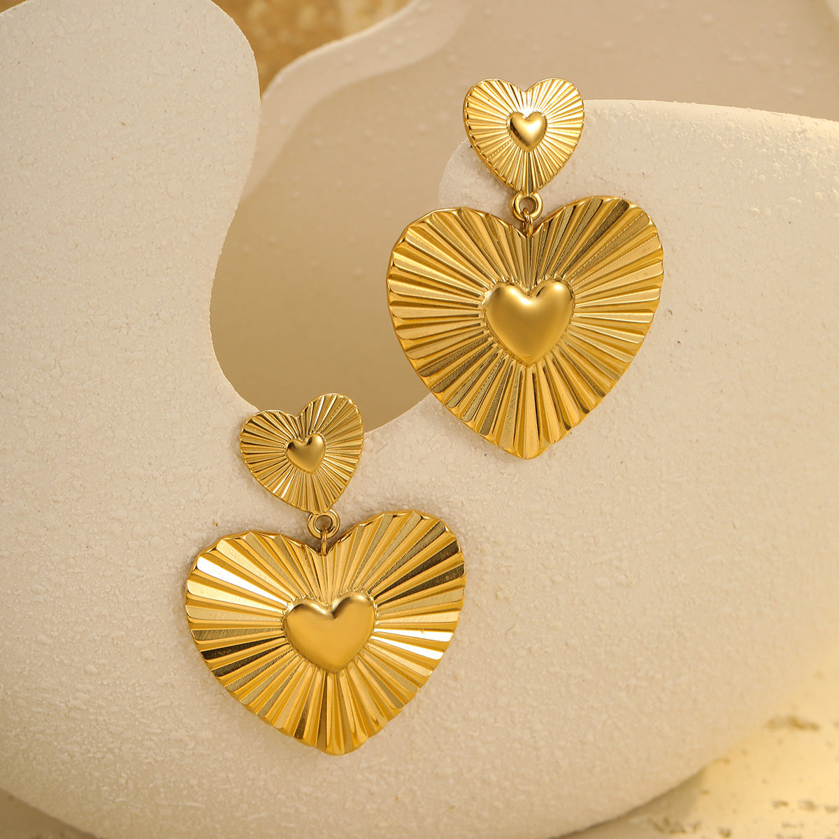 Pendientes de acero inoxidable en forma de corazón a la moda con acabado chapado para mujer