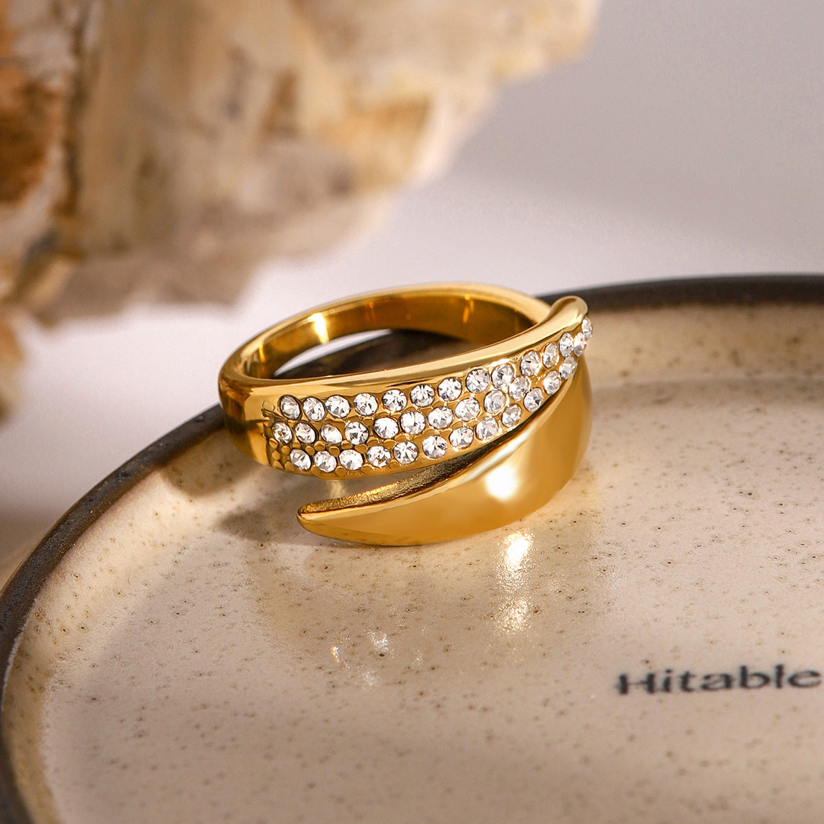 Anello geometrico in acciaio inossidabile con strass e finitura galvanica, gioiello da donna alla moda e per il pendolarismo