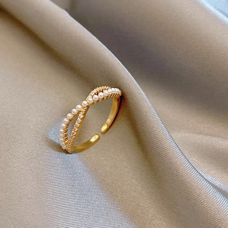 Anello Minimalista con Perle e Croce da Donna in Rame con Finitura Placcata e Design a Lettera