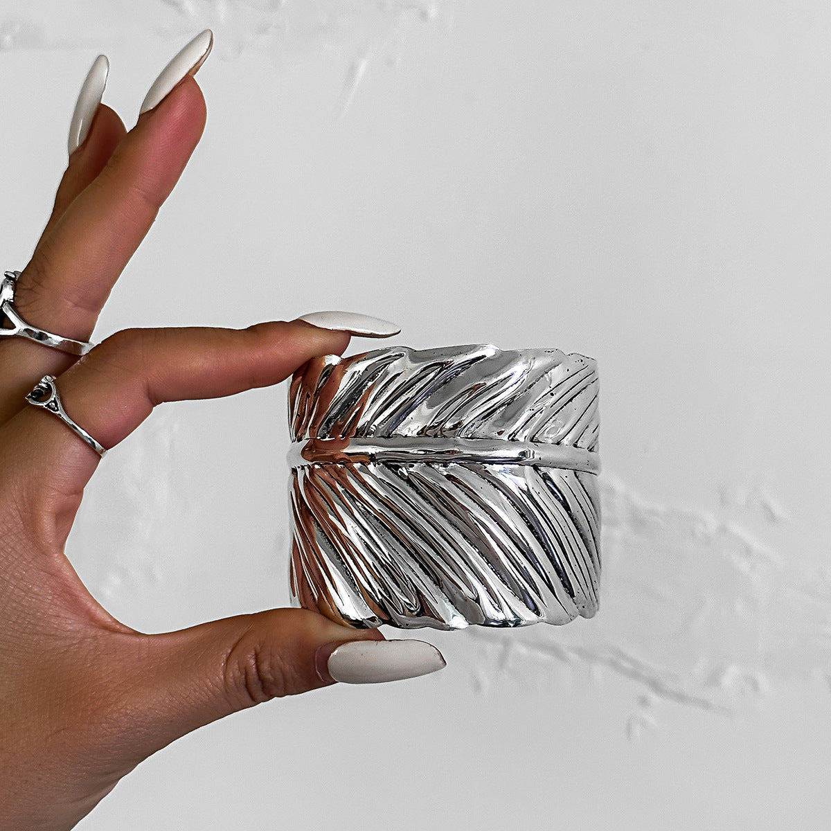 Bracciale rigido aperto da donna in stile bohémien a forma di piuma, realizzato in metallo con finitura placcata