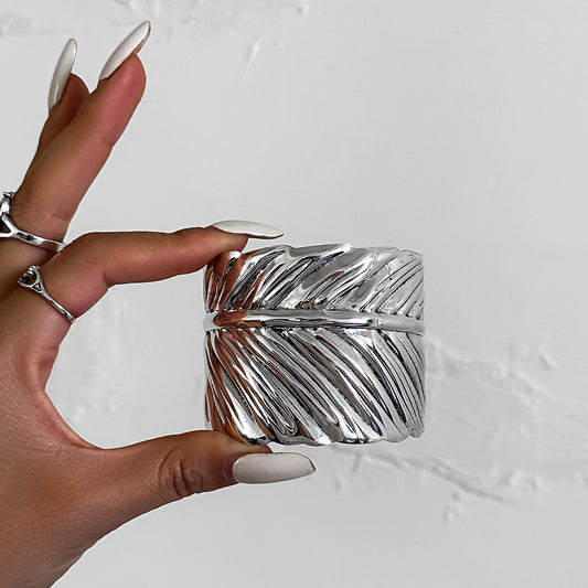 Brazalete abierto estilo bohemio con forma de pluma para mujer, de metal con acabado chapado