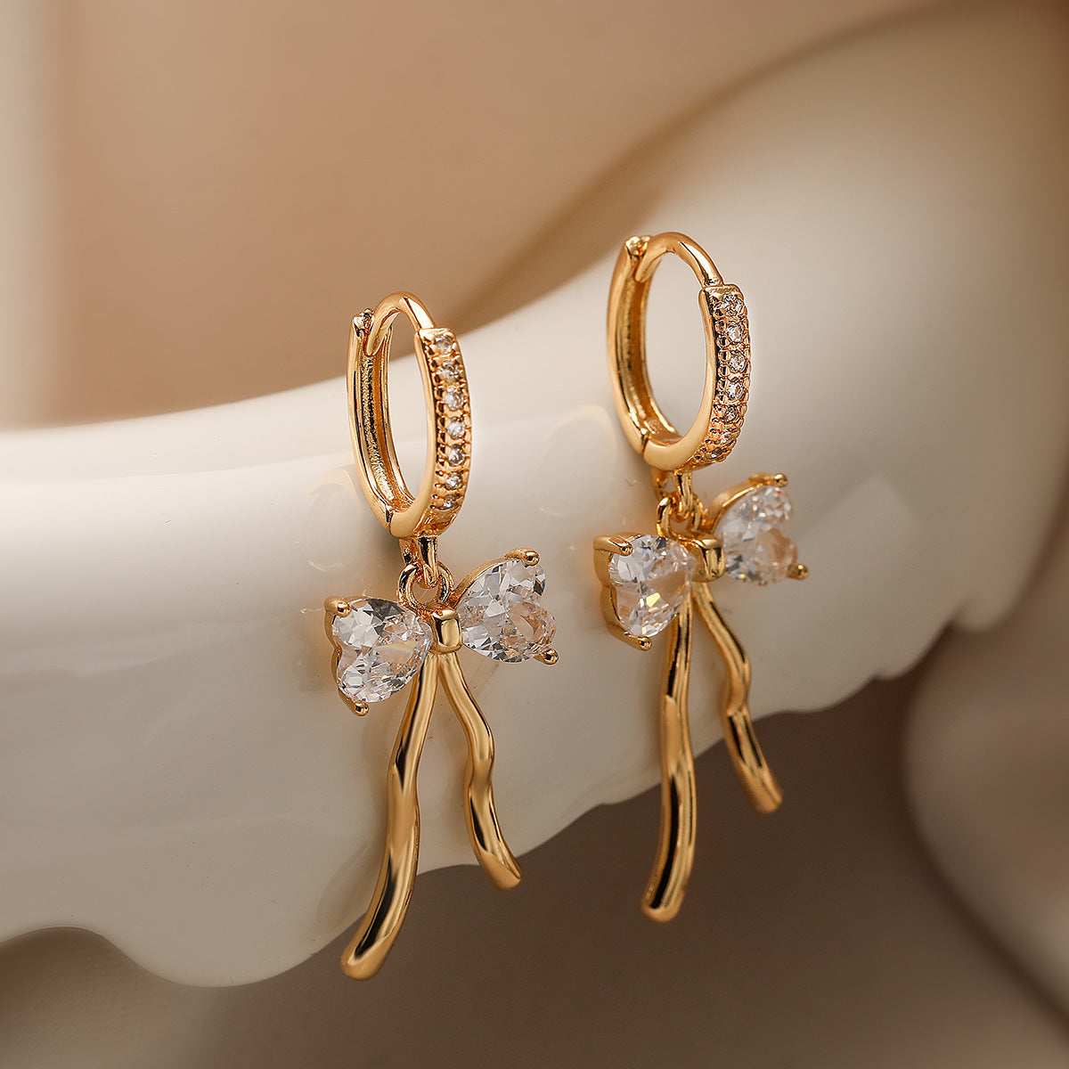 Orecchini da donna minimalisti in rame a forma di fiocco, placcati in oro vero e con intarsio in zircone