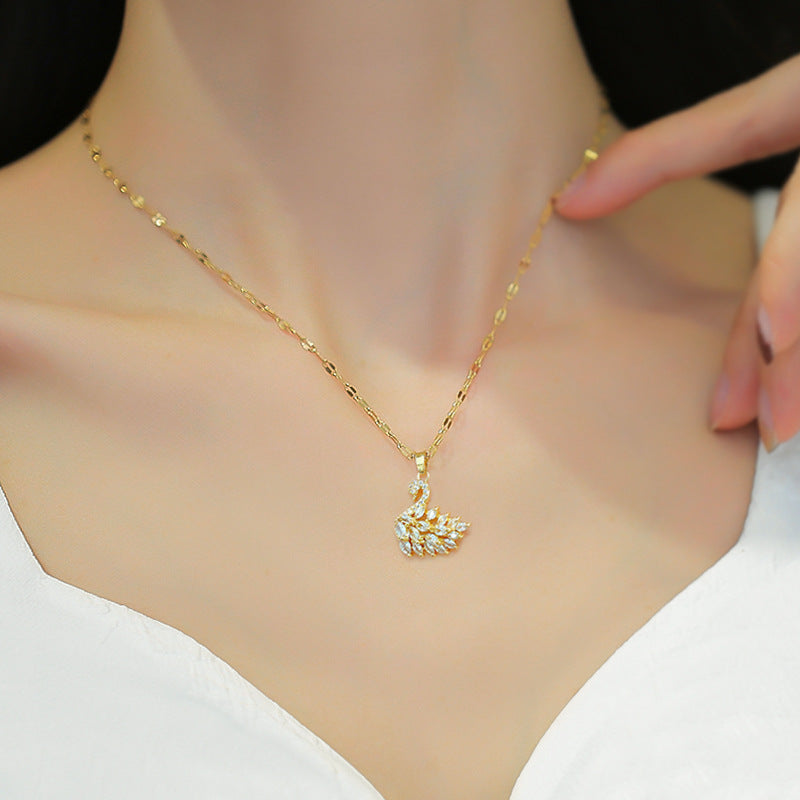 Collar de titanio minimalista con colgante geométrico de cisne para mujer con incrustaciones de diamantes de imitación