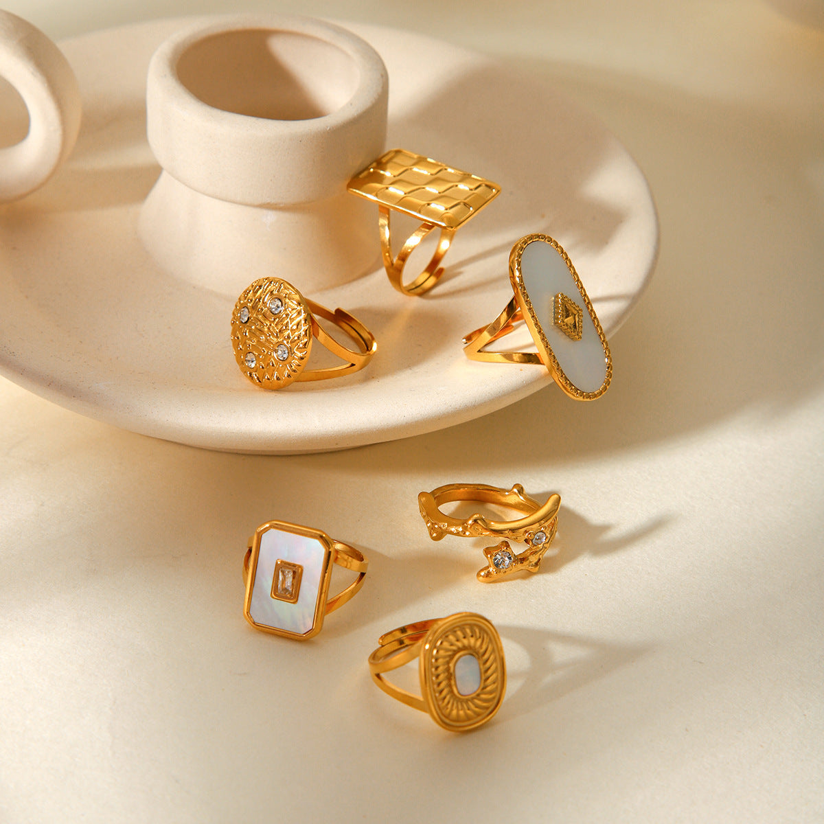 Anello geometrico in acciaio inossidabile da donna con placcatura in oro 18 carati, intarsio in madreperla bianca e accenti di strass