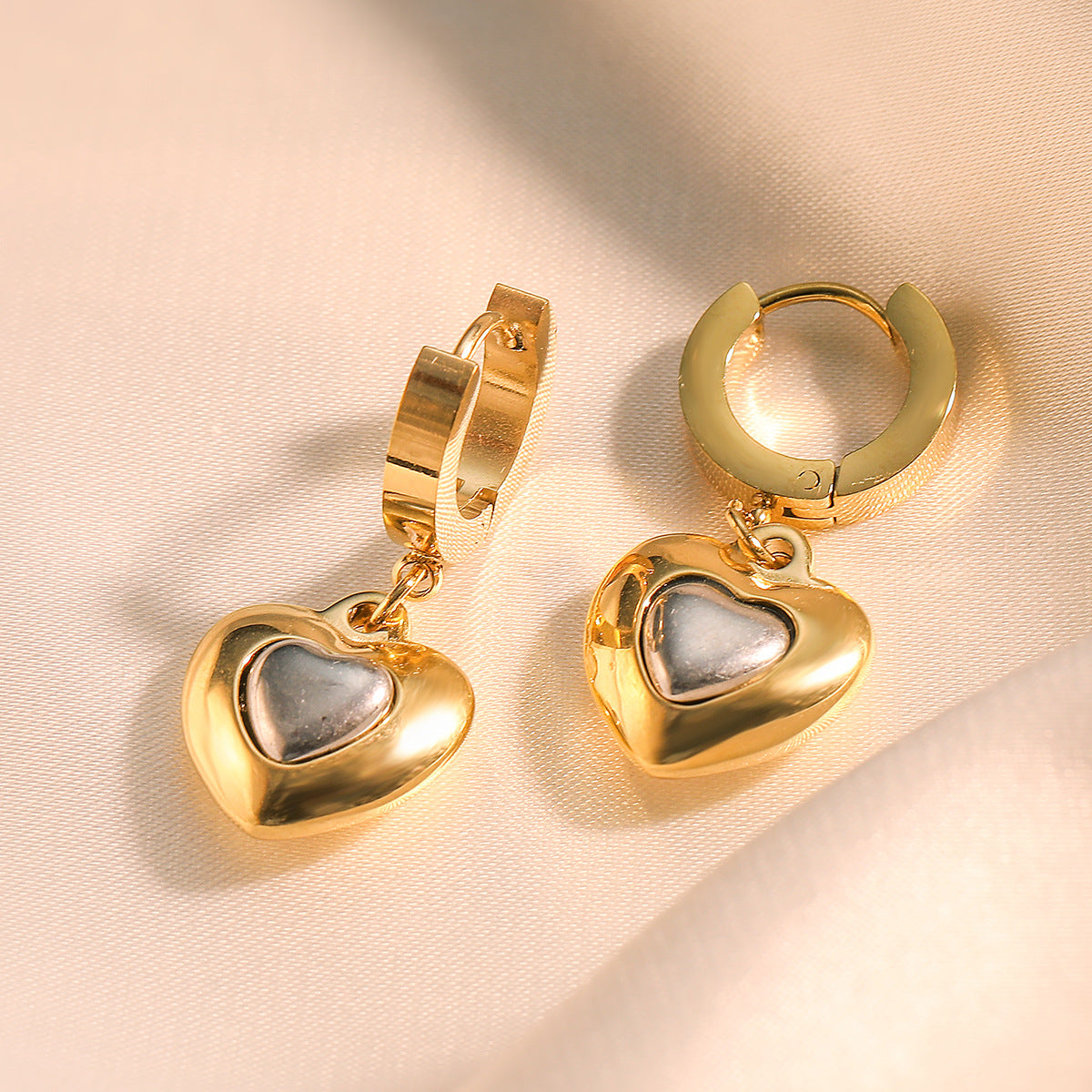 Orecchini Minimalisti a Cuore in Acciaio al Titanio con Placcatura in Vero Oro da Donna