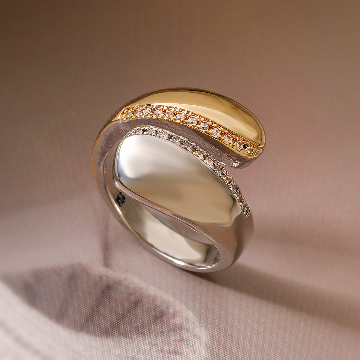 Anello aperto geometrico minimalista da donna in rame con zirconi micro-pavé