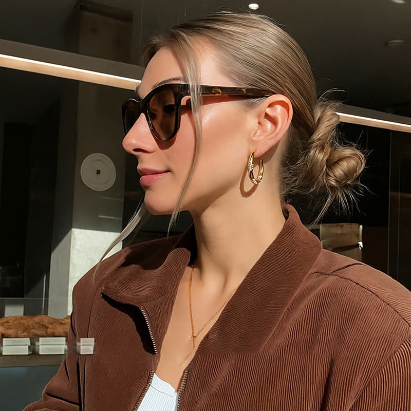 Orecchini a polsino geometrici minimalisti a C con zirconi per donna, con perni in argento placcato oro e sensazione di lusso