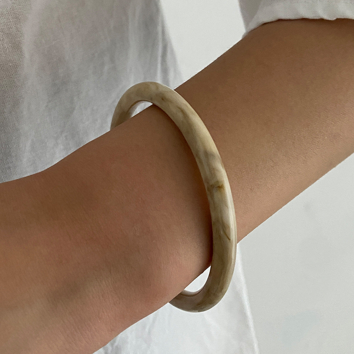 Pulsera geométrica 3D abierta en forma de C de aleación con incrustaciones acrílicas y acabado galvanizado