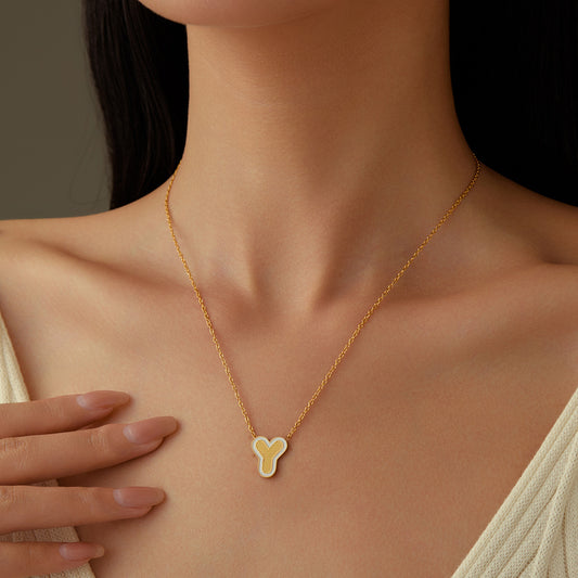 Collana con pendente a forma di lettera minimalista in acciaio inossidabile placcato oro 18 carati e dettagli in smalto da donna
