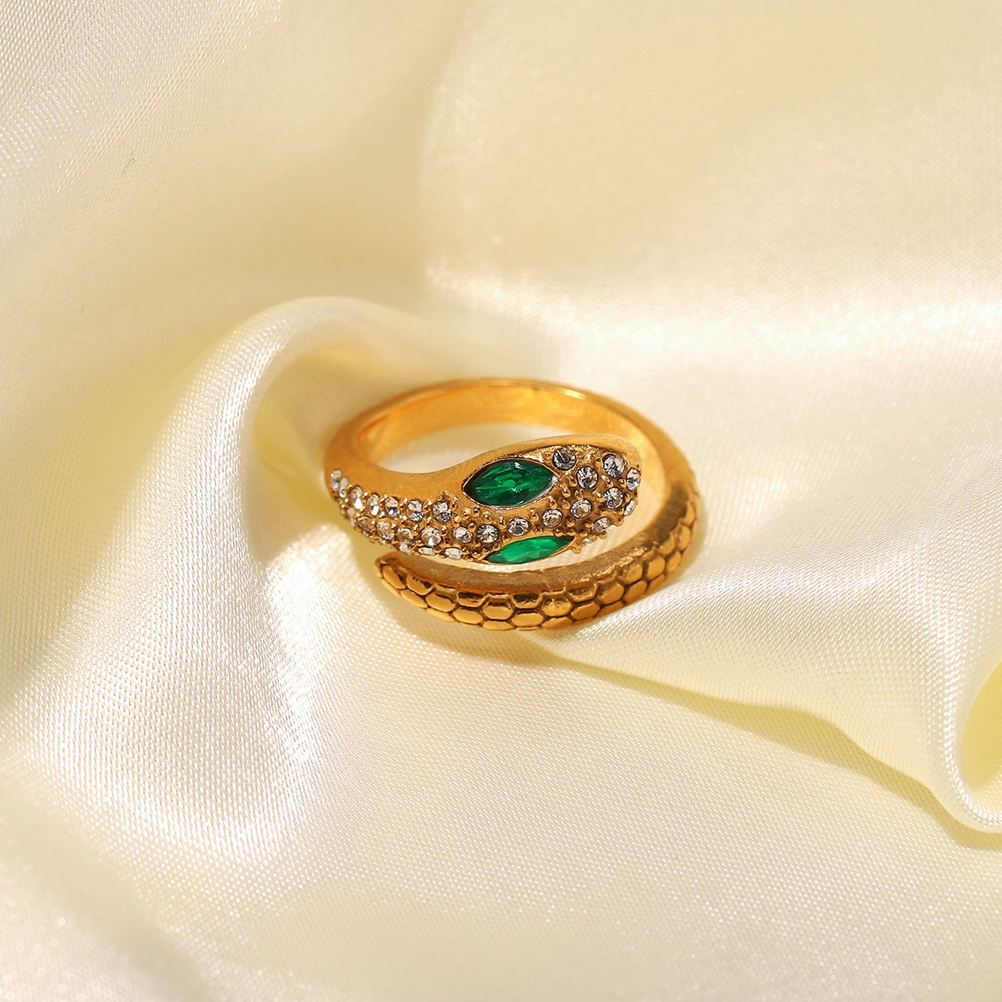 Elegante Anillo de Circonita con Forma de Serpiente para Mujer en Acero Inoxidable con Baño de Oro de 18K