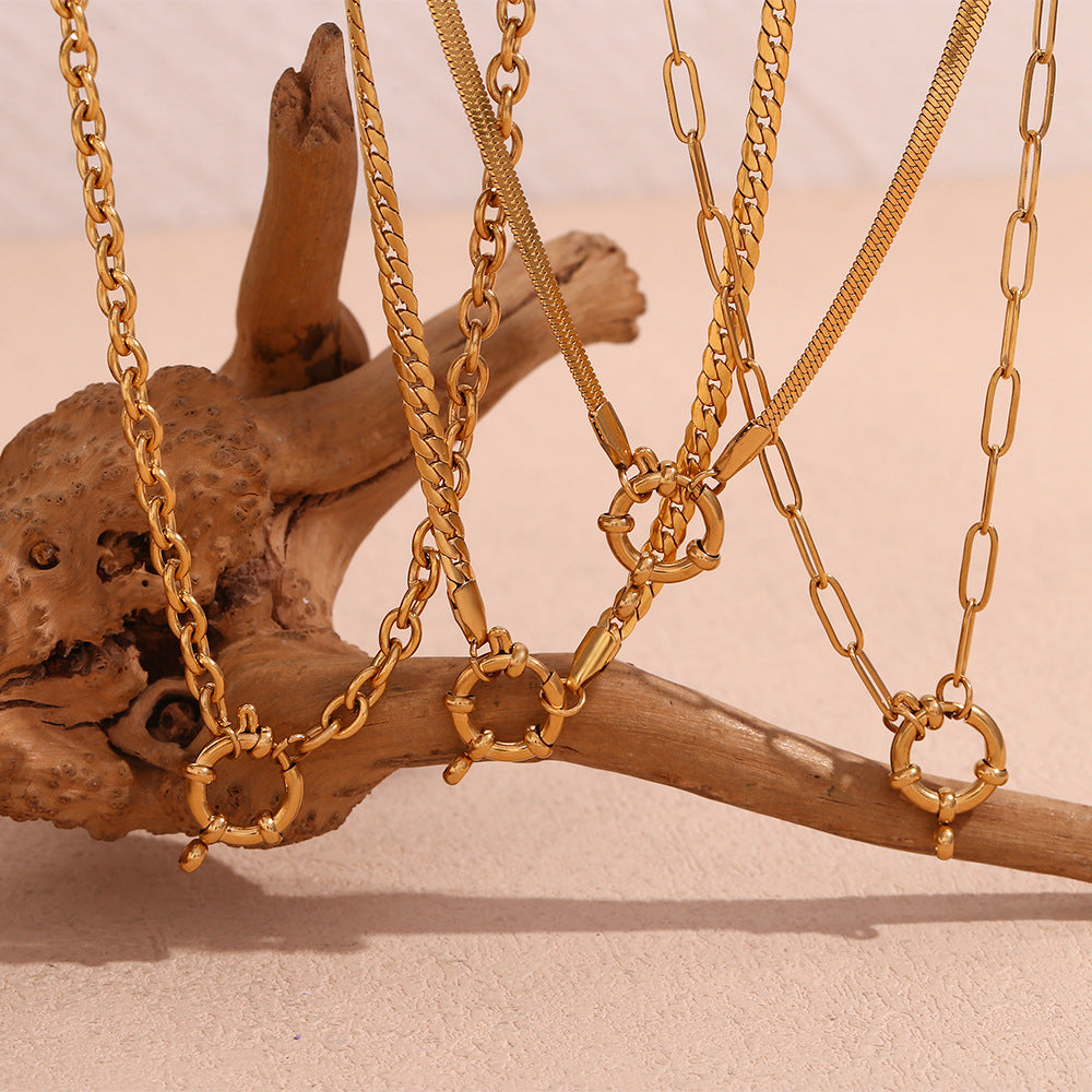Collar Minimalista de Acero Inoxidable Geométrico con Colgante de Acero de Titanio Bañado en Oro de 18K y Cierre de Resorte en Cadena con Forma de O