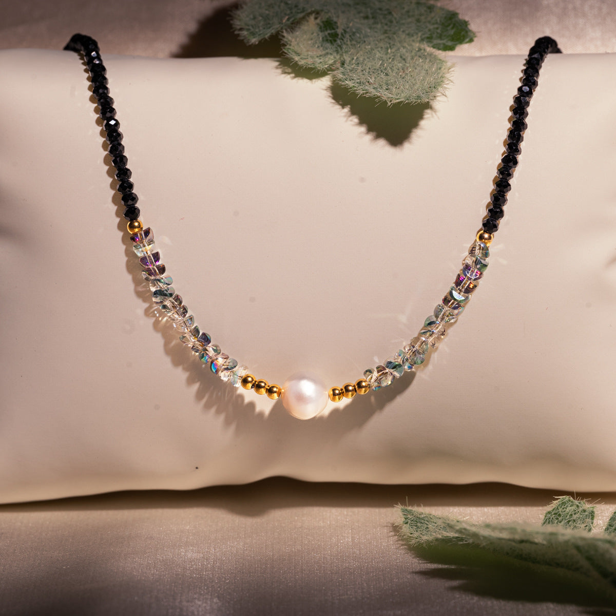 Collar minimalista de espinela negra y perlas en acero inoxidable con acabado chapado para mujer