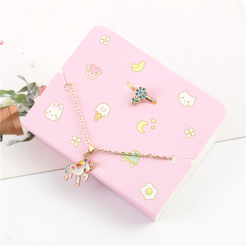 Conjunto de collar con colgante de unicornio floral minimalista con cadena de aleación y acabado esmaltado para niños