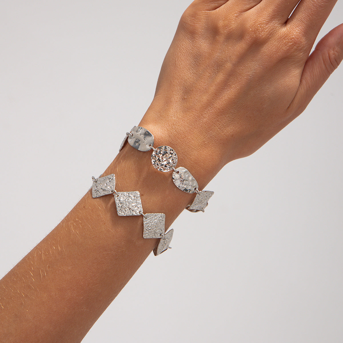 Bracciale a maglie geometriche a rombo in metallo con finitura galvanica, stile vintage e texture martellata irregolare