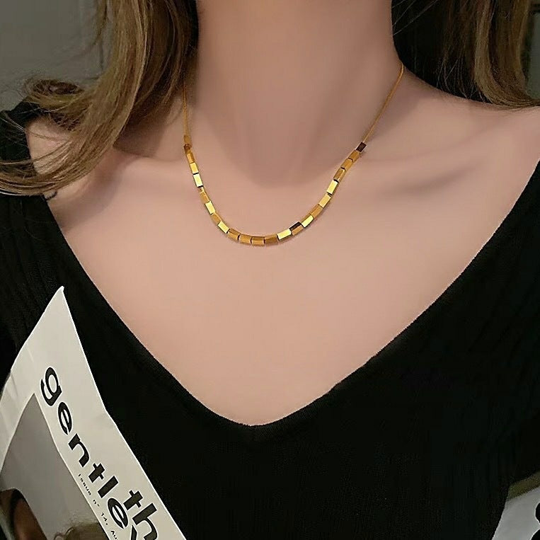 Collar minimalista de acero de titanio chapado en oro de 18 quilates con colgante geométrico cuadrado y cadena de serpiente para mujer