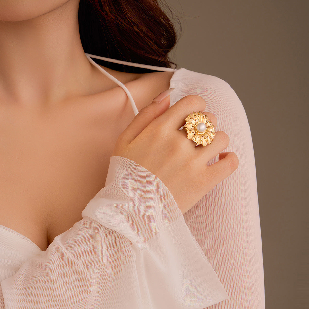 Anillo de acero de titanio con incrustaciones de perlas y textura floral geométrica irregular para mujer con acabado chapado