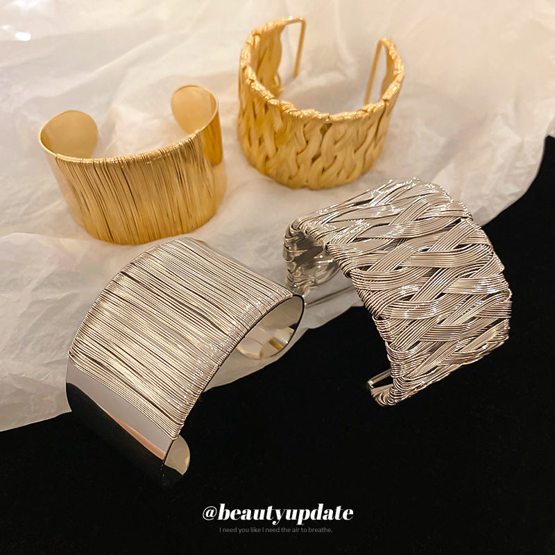 Bracciale rigido intrecciato minimalista color freddo in lega con finitura placcata da donna, accessorio di moda elegante con design a linee geometriche