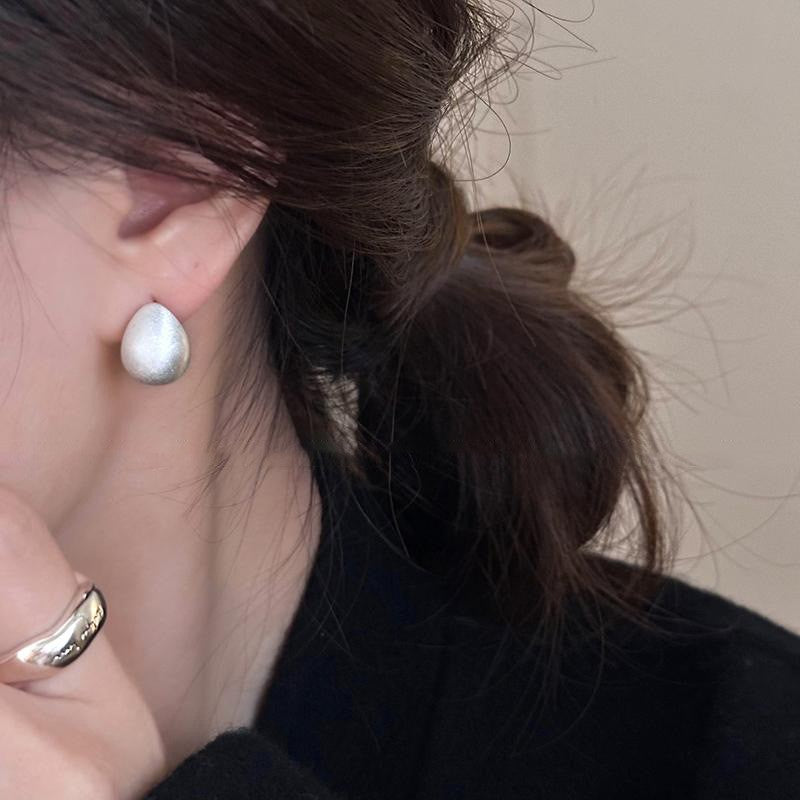 Pendientes de metal geométricos minimalistas con incrustaciones de diamantes de imitación y acabado cepillado para mujer