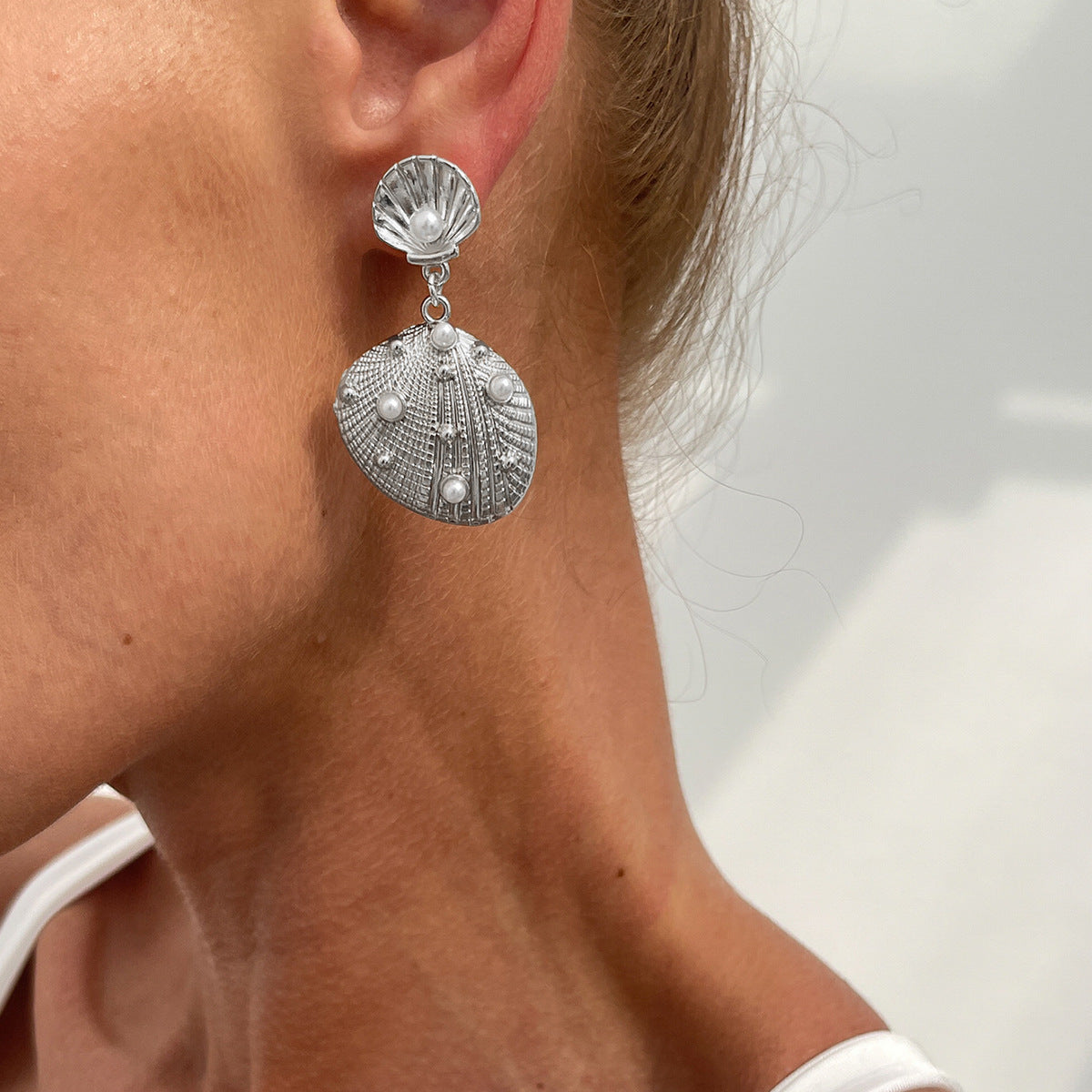 Pendientes largos de aleación con acabado galvanizado para mujer, diseño de estrella de mar asimétrica y concha nacarada