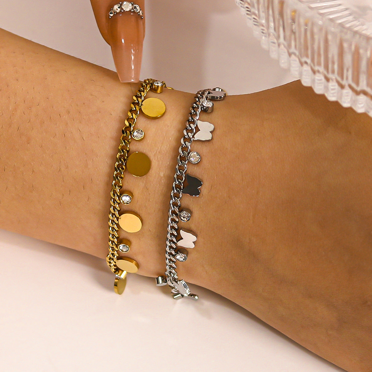 Minimalist French-Style Round Geometric Titanium Steel Bracelet with Rhinestone Inlay and Polished Finish for Women