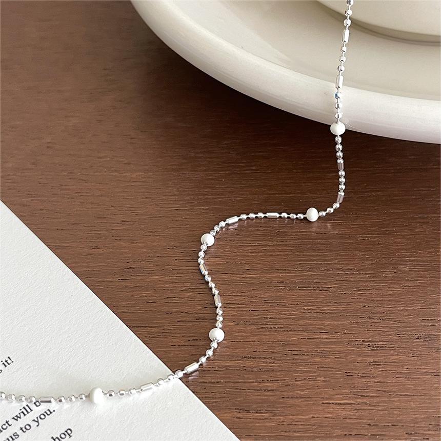 Collana con ciondolo minimalista irregolare in argento sterling 925 con perle arcobaleno bianche