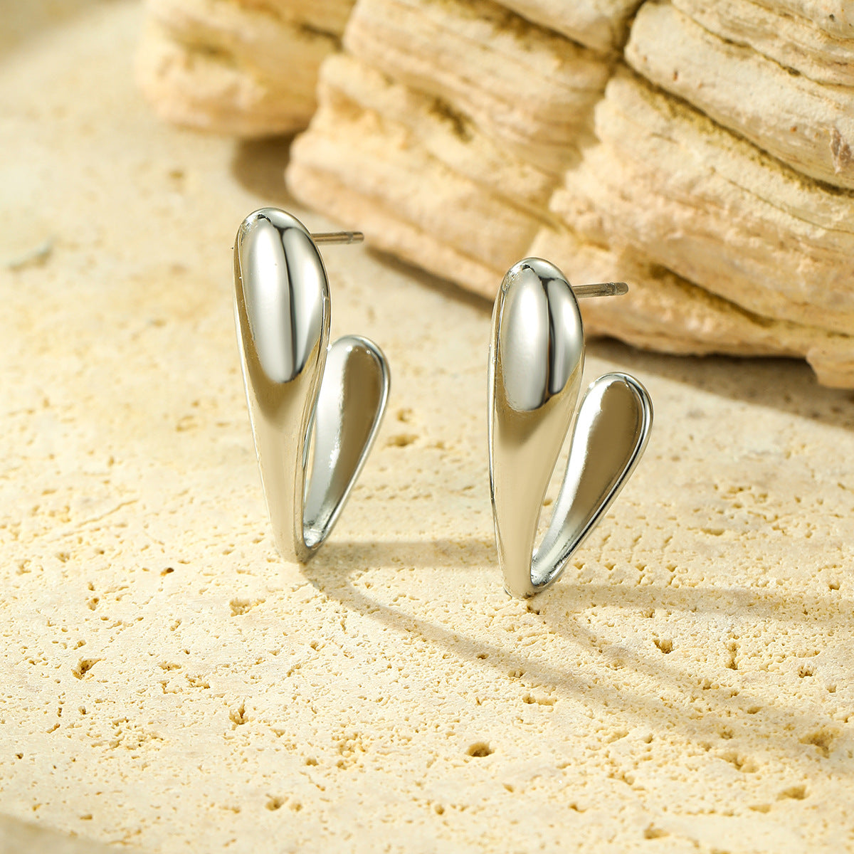 Pendientes Minimalistas de Titanio en Forma de V con Acabado Chapado para Mujer