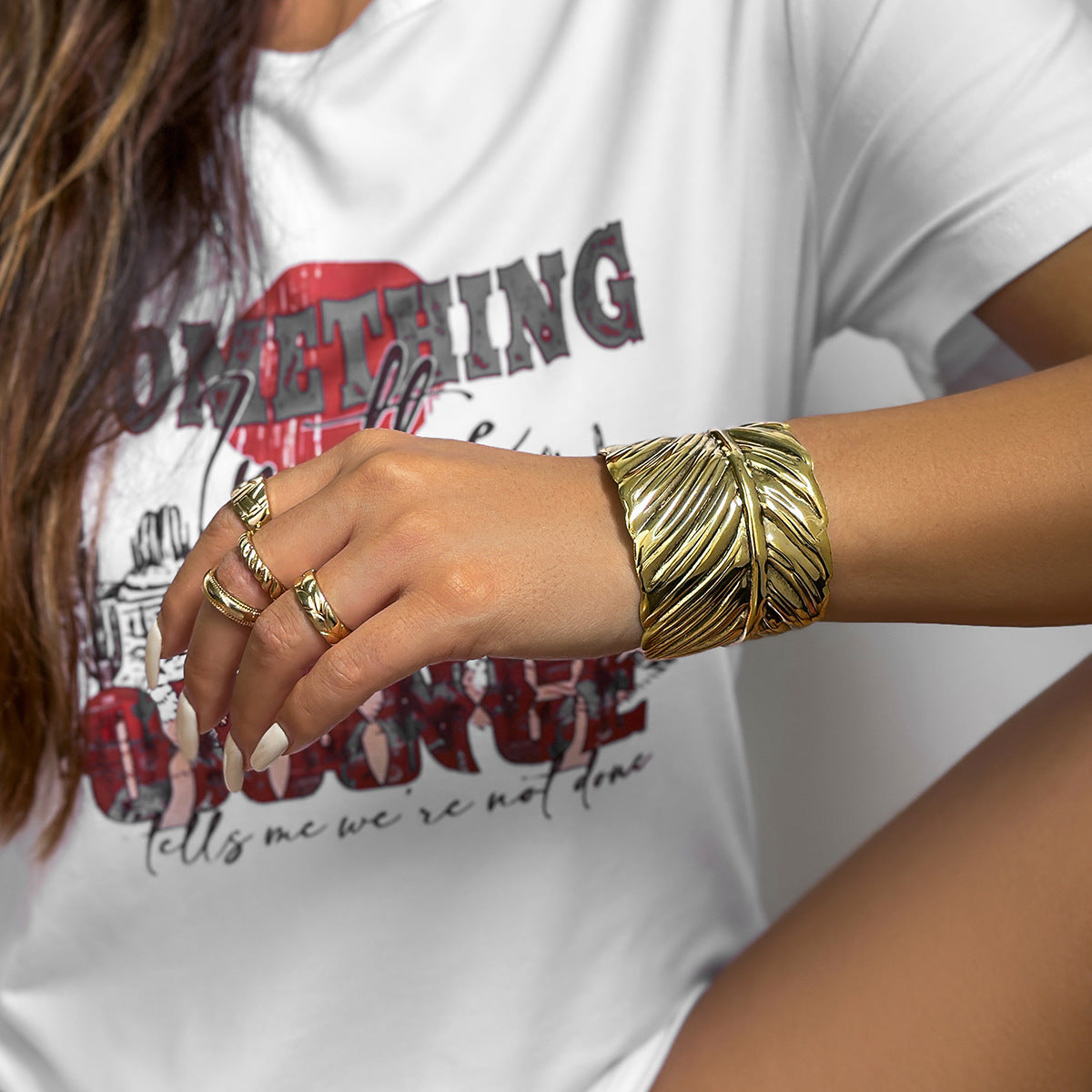 Bracciale rigido aperto da donna in stile bohémien a forma di piuma, realizzato in metallo con finitura placcata