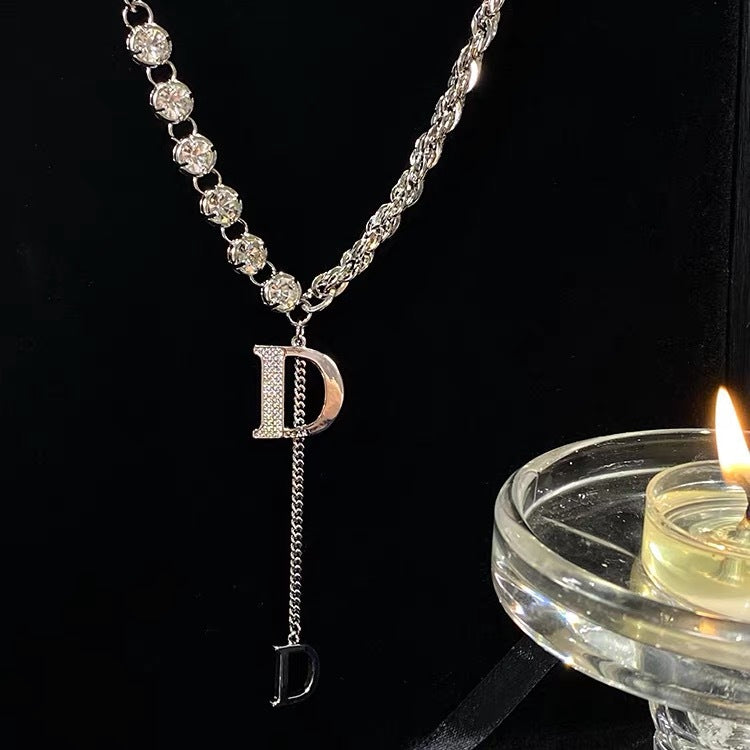 Collana con pendente a forma di D minimalista da donna in acciaio al titanio, forma geometrica, catena a serpente con intarsio di strass per stratificazione su maglioni autunnali e invernali