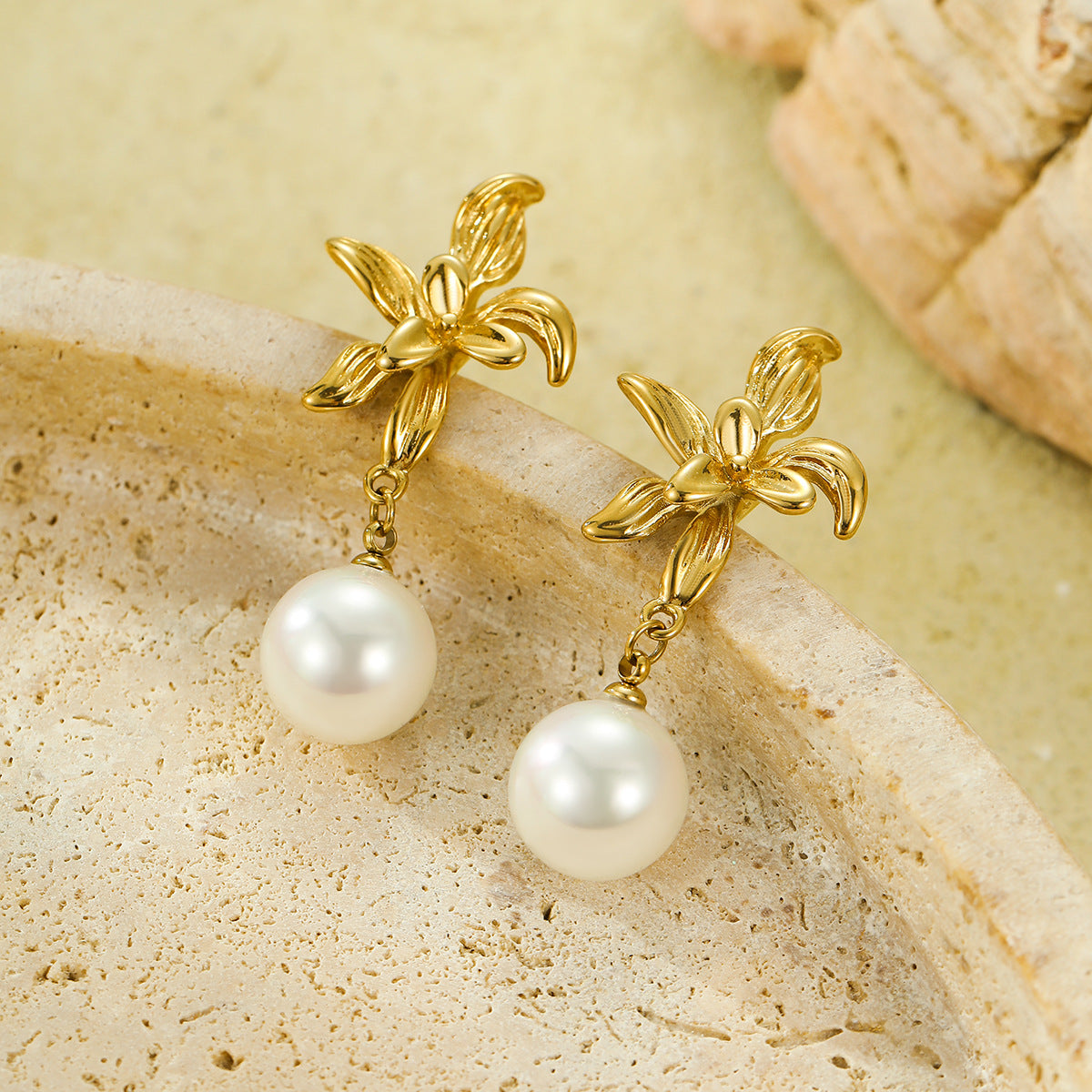 Orecchini a Perno Vintage Floreali con Perle da Donna in Acciaio Inossidabile Placcato Oro