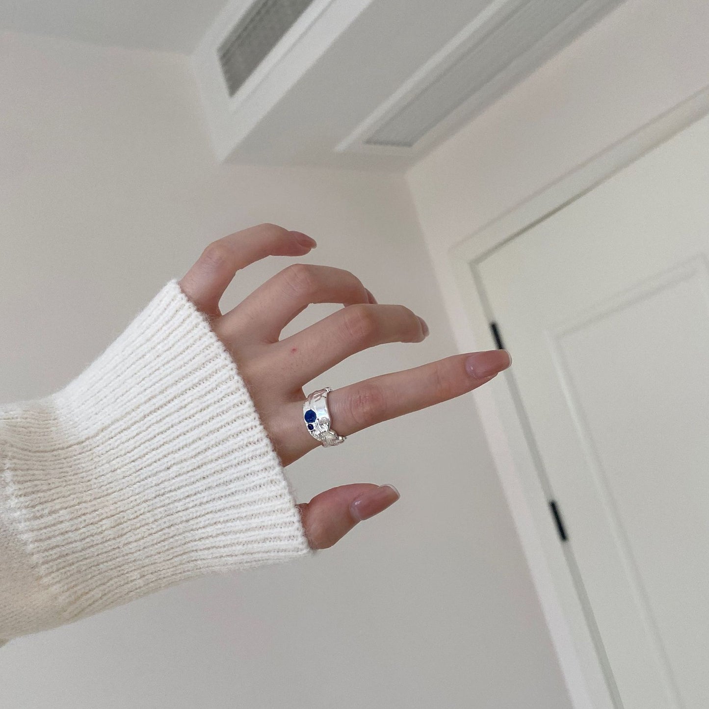 Anello in Argento Sterling S925 Geometrico Minimalista con Superficie Texturizzata e Contorno Irregolare