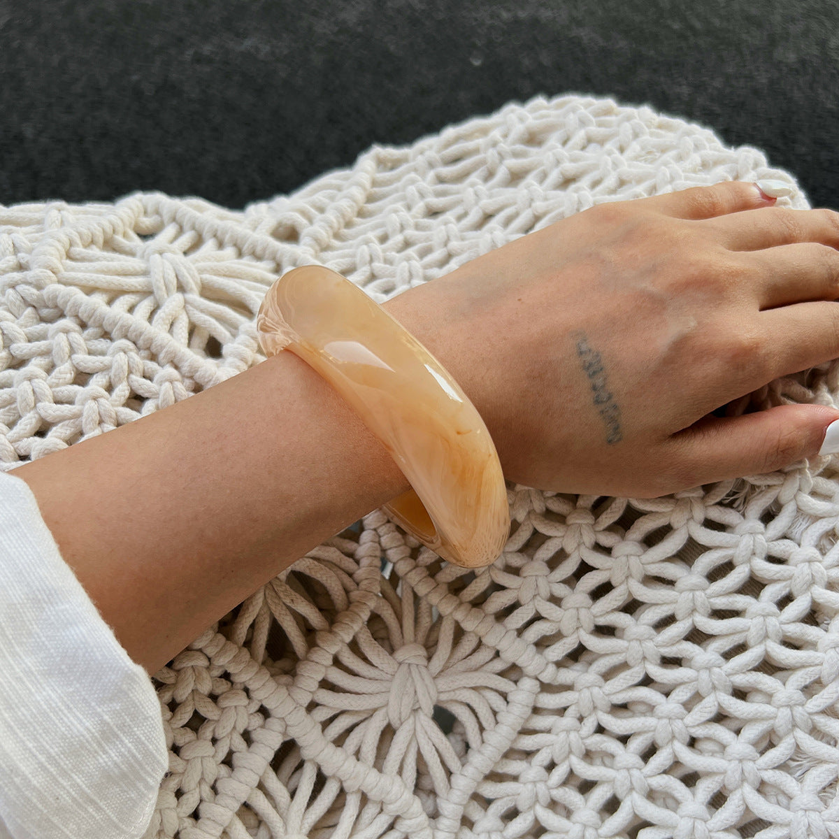 Bracciale Audace Geometrico in Acrilico da Donna con Design Ombré Irregolare e Stile Artistico Unico