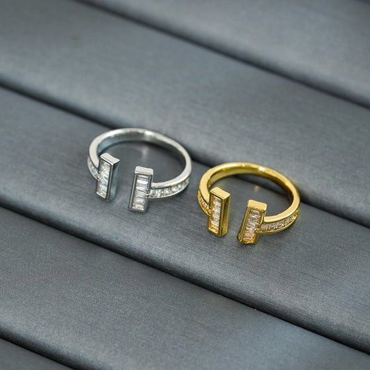 Anillo abierto ajustable de lujo ligero con forma de corazón en cobre con baño de oro de 18K y detalles de circonita