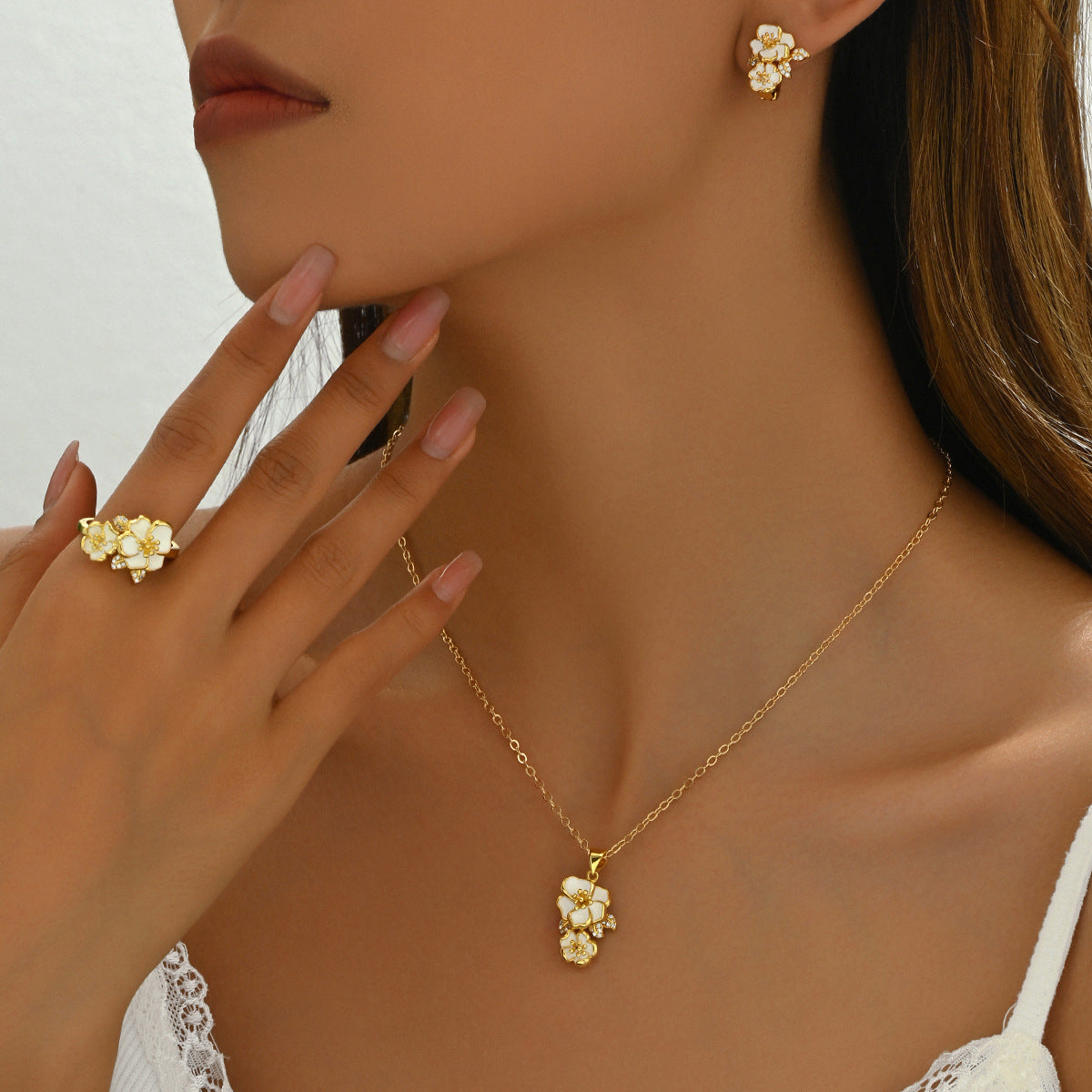 Parure con collana, orecchini e anello in rame con intarsio in zirconi a motivo floreale elegante per donna, gioielli minimalisti chic da ufficio