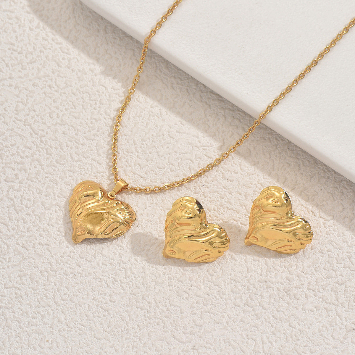 Collar con colgante minimalista de aleación en forma de corazón con acabado chapado para mujer