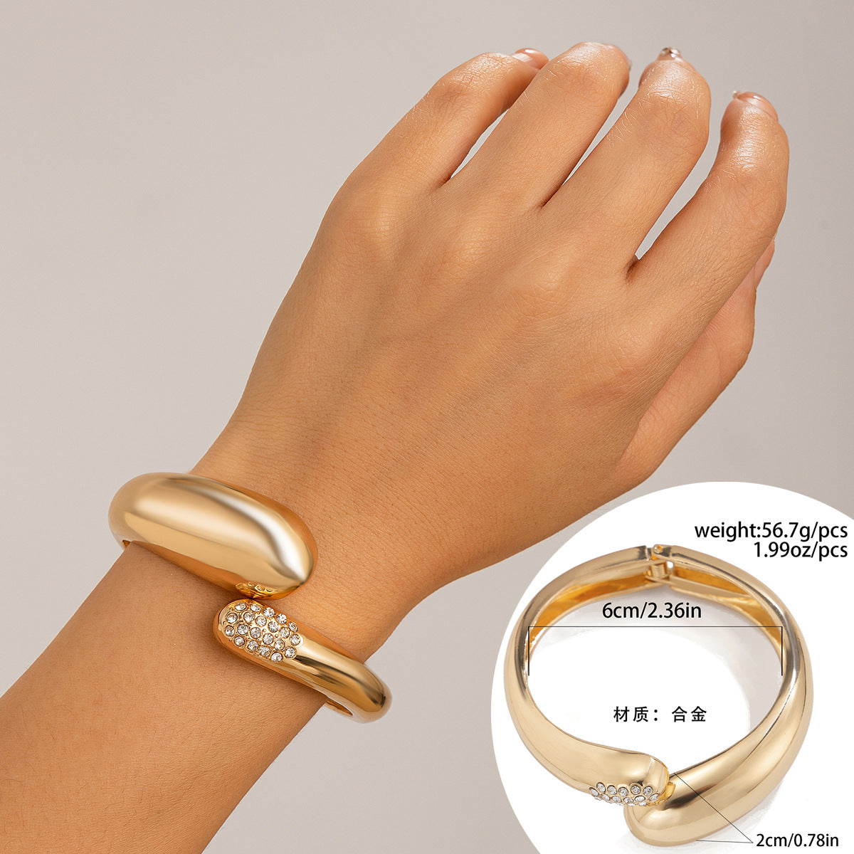 Pulsera de metal texturizada con diseño geométrico, acabado pulido y diseño abierto ajustable para mujer
