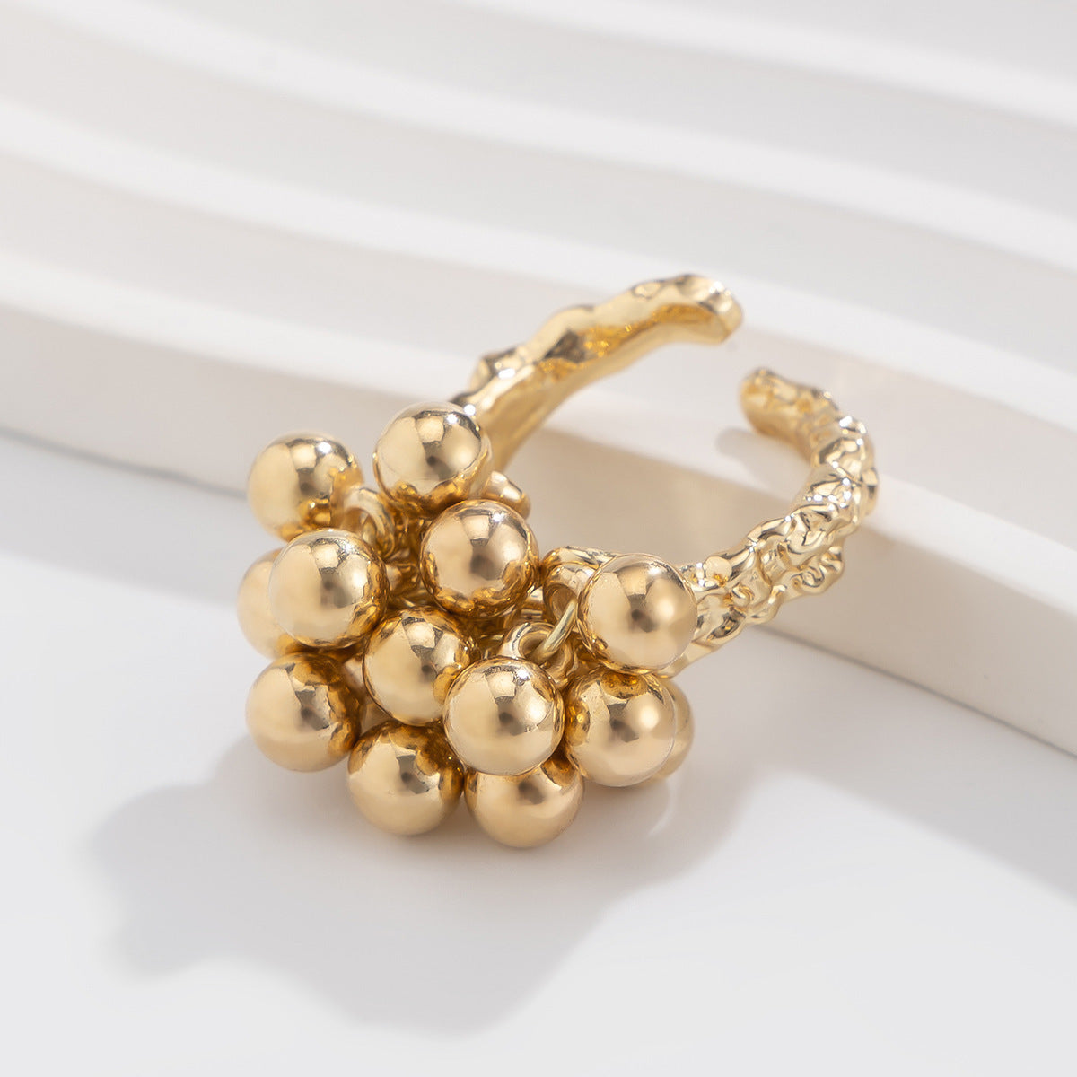 Elegant Geometric Oval Alloy Ring with Wavy Acrylic Pearl Design