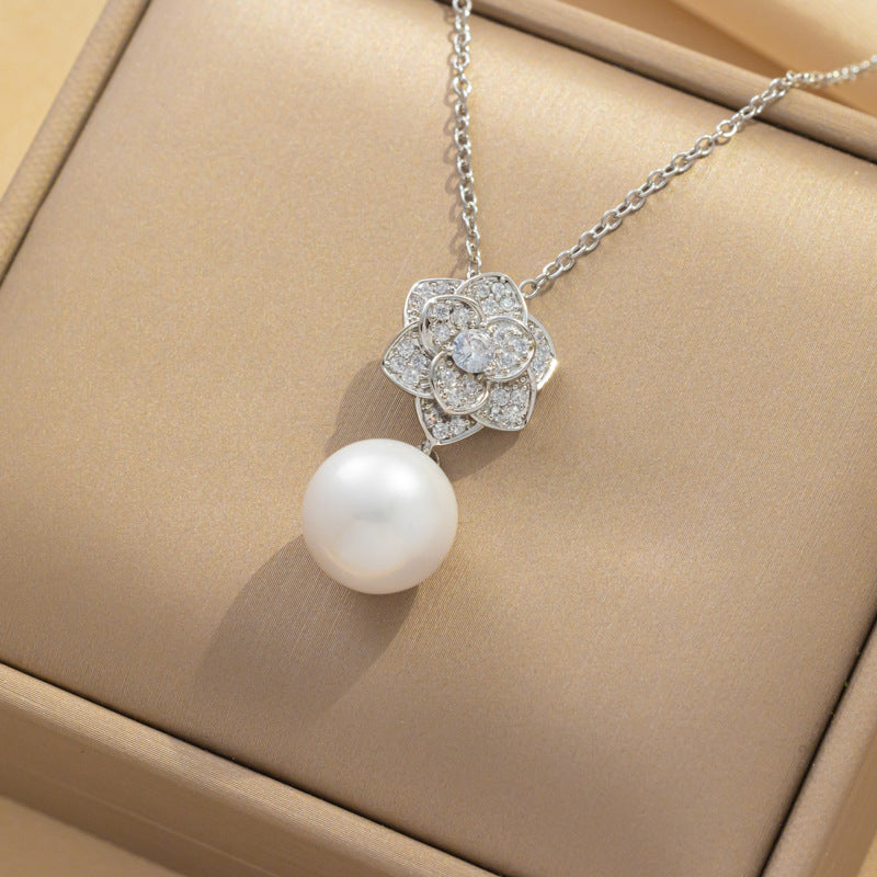 Collana pendente con rosa floreale minimalista in acciaio al titanio con intarsio di strass e finitura galvanica per donna