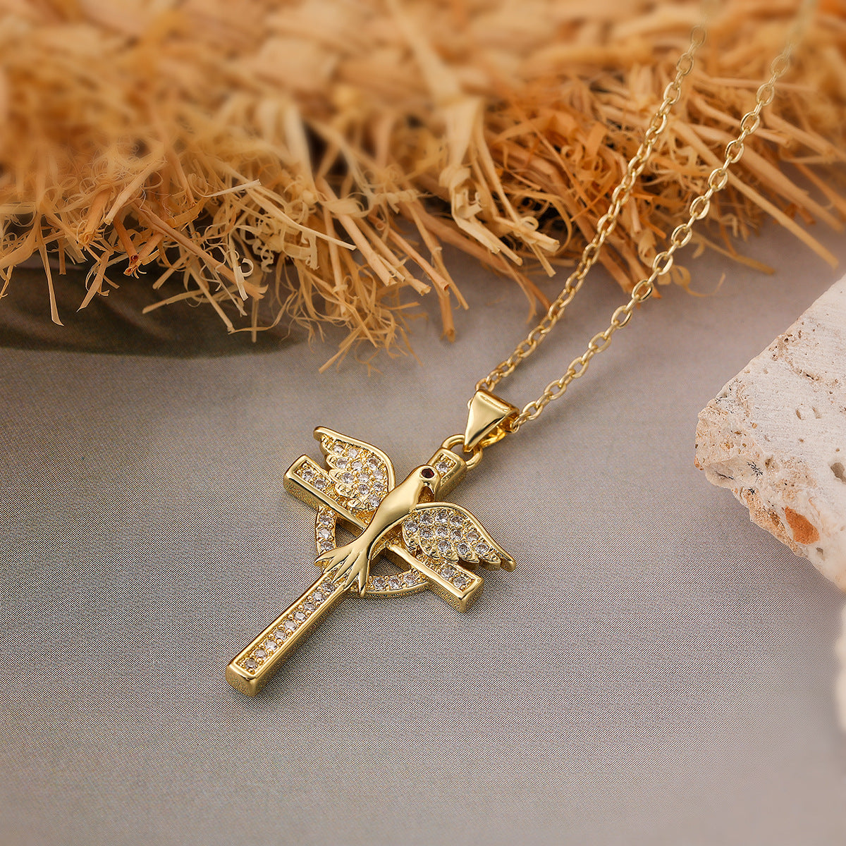 Collana con pendente a croce minimalista da donna in rame con placcatura in oro 18 carati e intarsi in zirconi