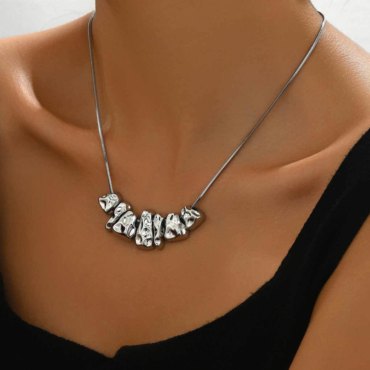 Collar Colgante Geométrico Minimalista para Mujer con Colgante de Cobre y Acabado Chapado, Cadena de Cuello Plegada Irregular