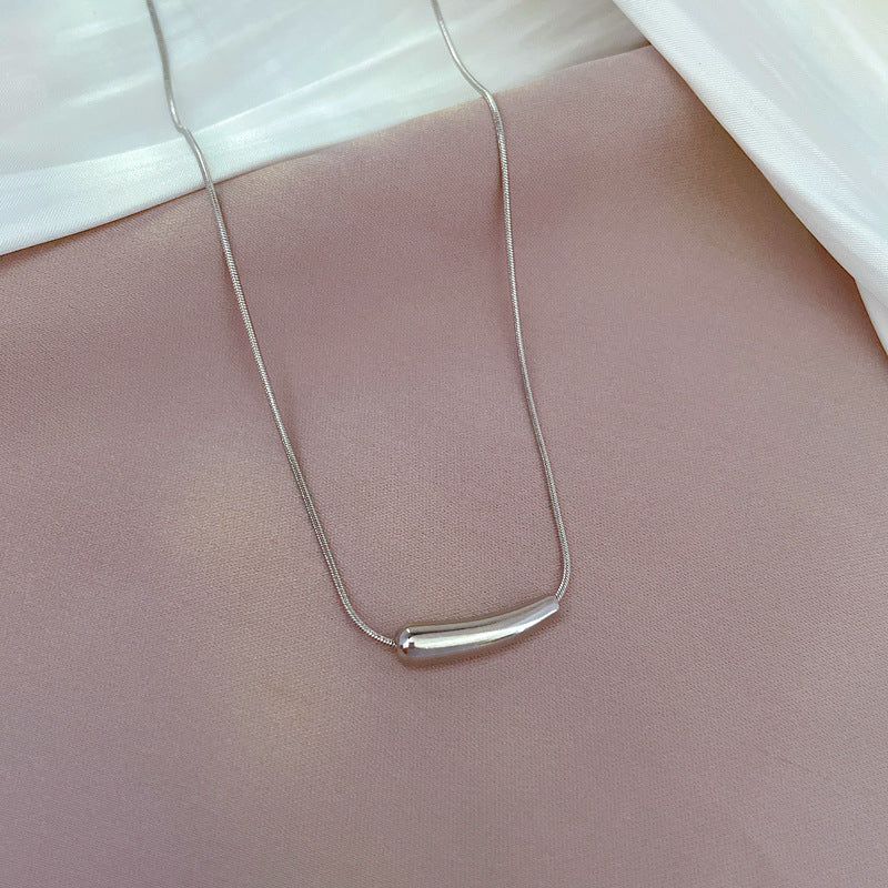 Elegante Collana Pendente da Donna in Acciaio al Titanio con Geometria Viola Melanzana, Placcatura in Oro e Delicata Catena a Clavicola
