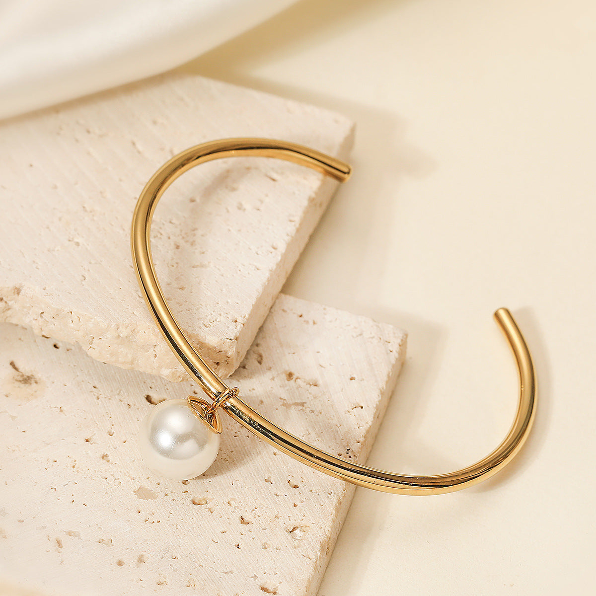 Minimalist Irregular Pearl Pendant Bracelet for Women in Stainless Steel with 18K Gold Plating