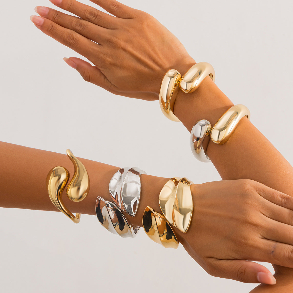 Bracciale rigido a molla vintage oversize da donna in lega con finitura placcata