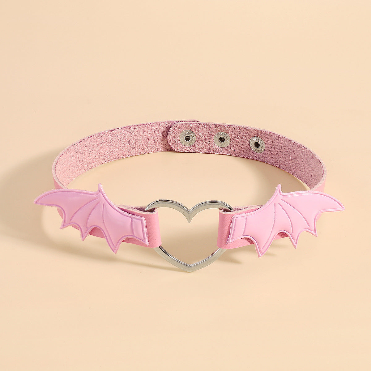 Collana girocollo con pendente a cuore e ali stile Gothic Punk da donna, in lega con rivestimento in PU