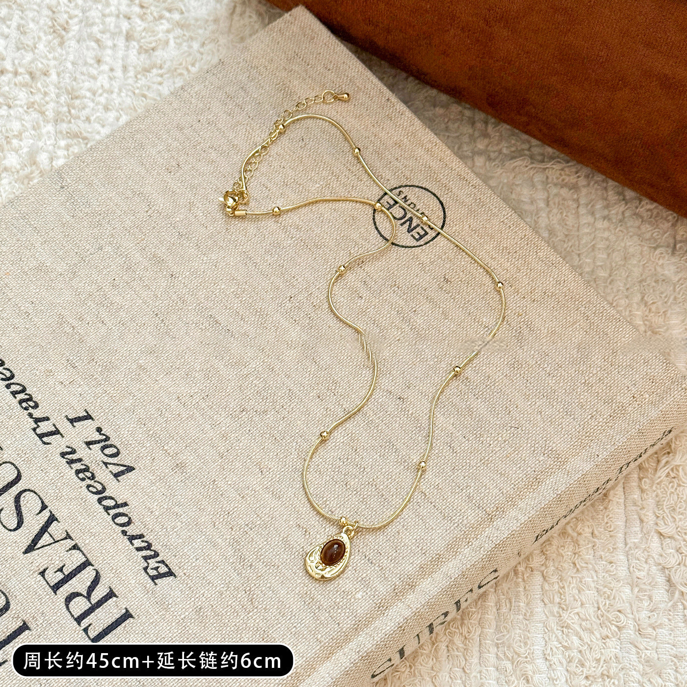Collana pendente occhio di tigre in stile retrò con design geometrico da donna, catena a maglie color oro, accessorio minimalista di lusso