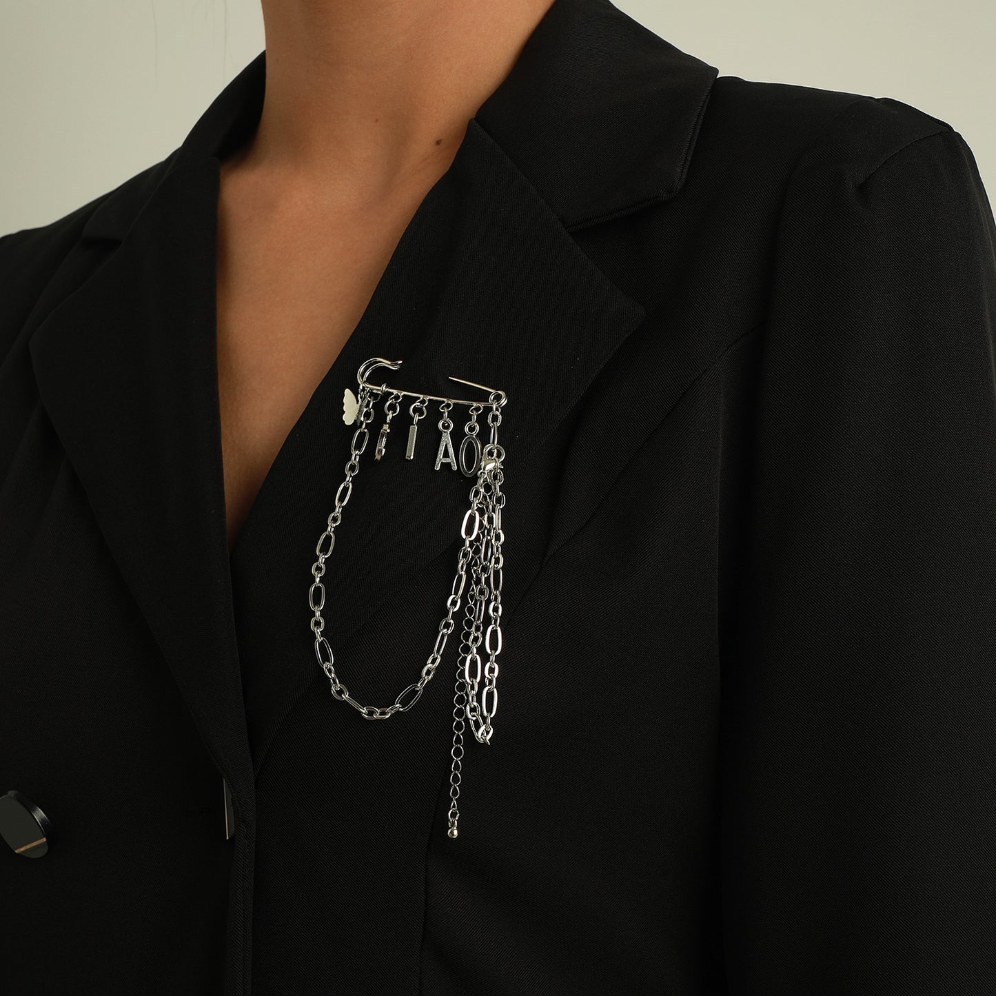 Broche de aleación en forma de mariposa de moda con diseño de letras 'Ciao' para mujer, pin decorativo electrochapado